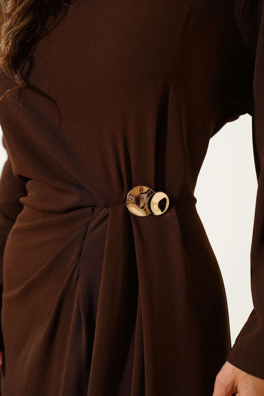 Abito midi plissettato con fibbia dorata, marrone