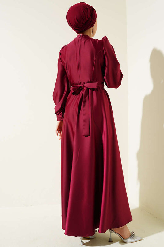 Robe de soirée en satin à col plissé et détails en pierre bordeaux