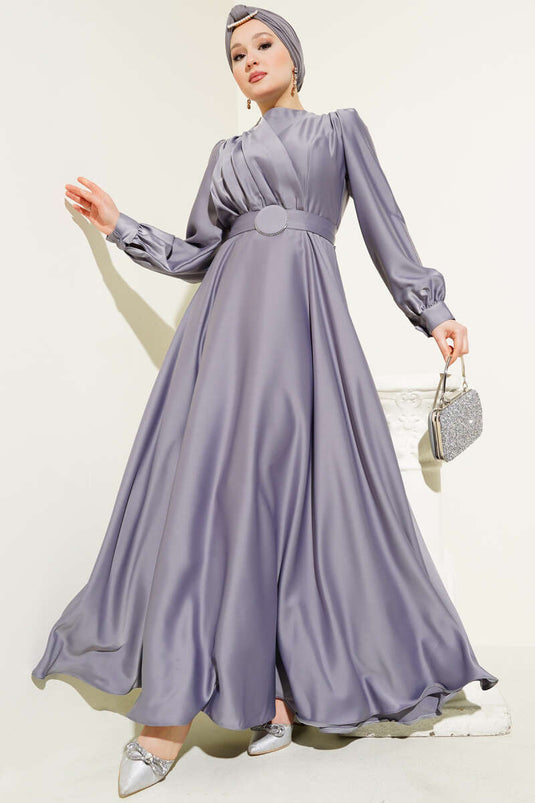 Robe de soirée en satin à col plissé et détails en pierre grise