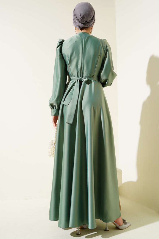 Robe de soirée en satin à col plissé et détails en pierre, couleur menthe