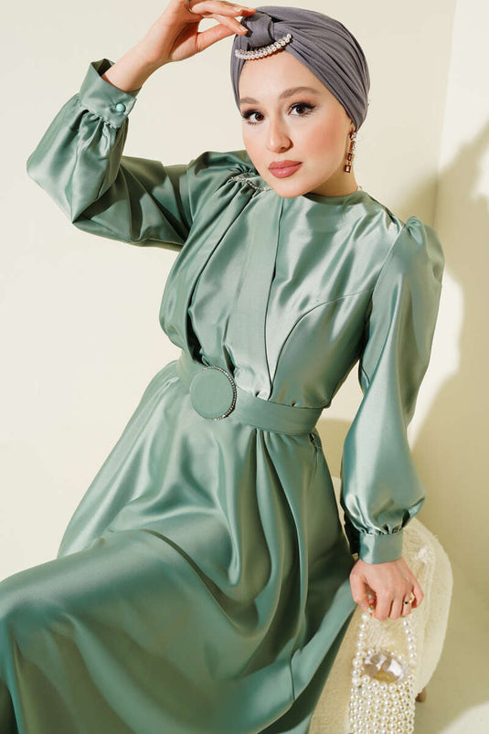 Robe de soirée en satin à col plissé et détails en pierre, couleur menthe