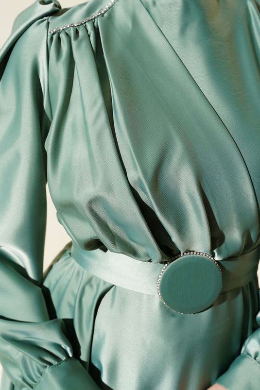 Robe de soirée en satin à col plissé et détails en pierre, couleur menthe