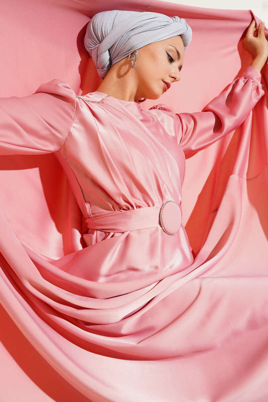 Robe de soirée en satin à col plissé et détails en pierre Poudre