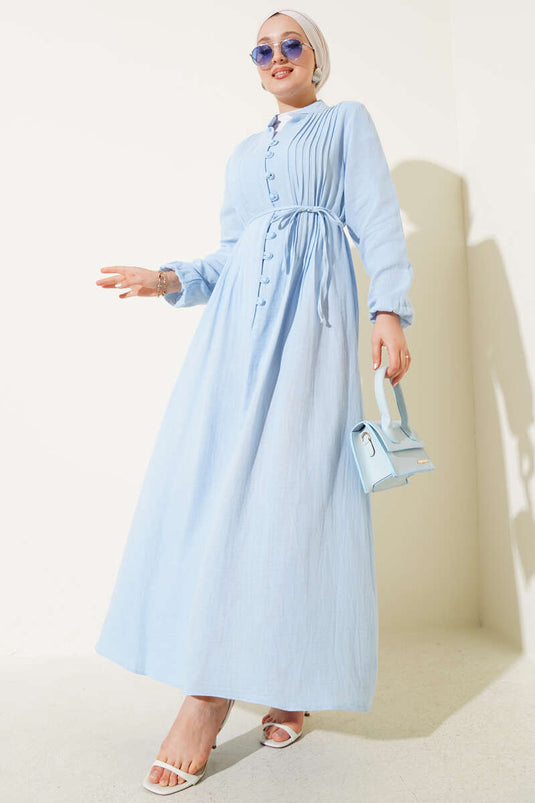 Robe plissée à boutons bleus