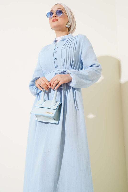 Robe plissée à boutons bleus