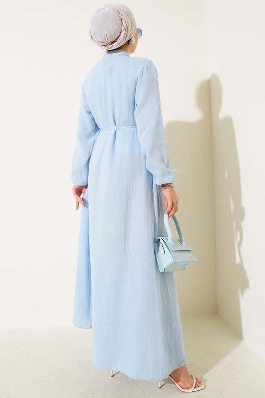 Robe plissée à boutons bleus