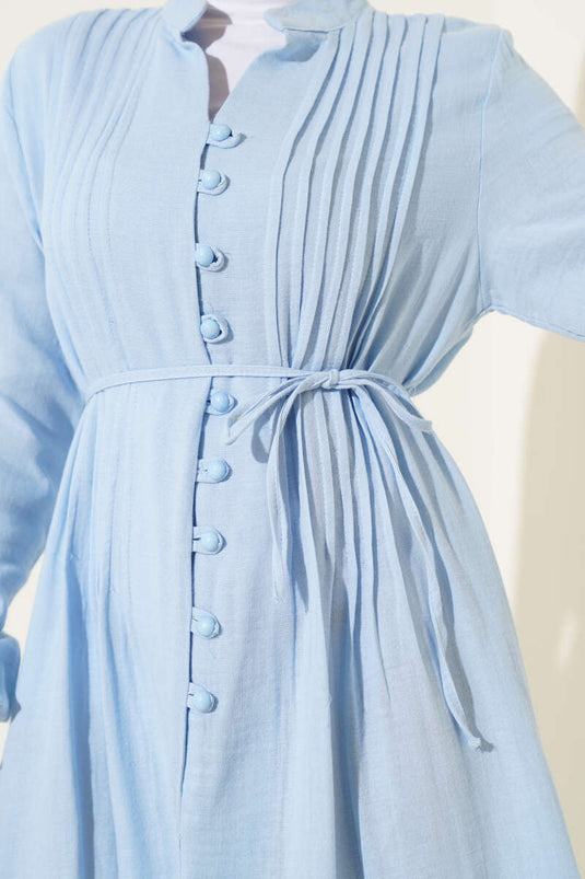 Robe plissée à boutons bleus