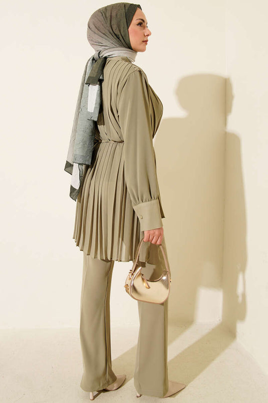 Ensemble deux pièces en mousseline plissée et boutonnée verte