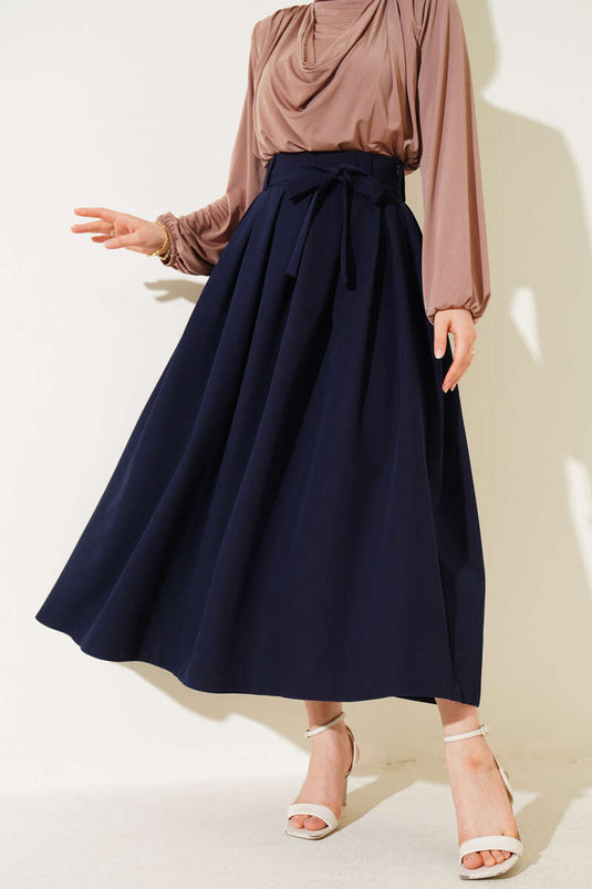 Ausgestellter Plisseerock mit Gürtel in Marineblau