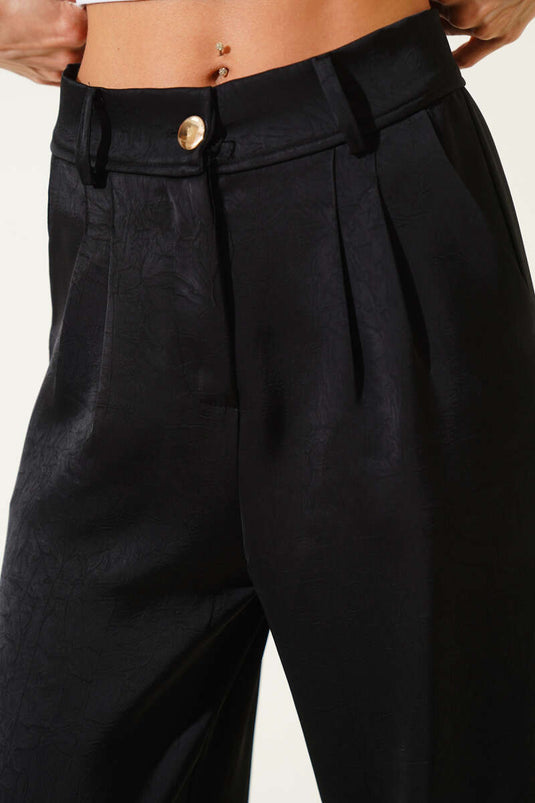 Locker sitzende Satin-Hose mit Falten, Schwarz