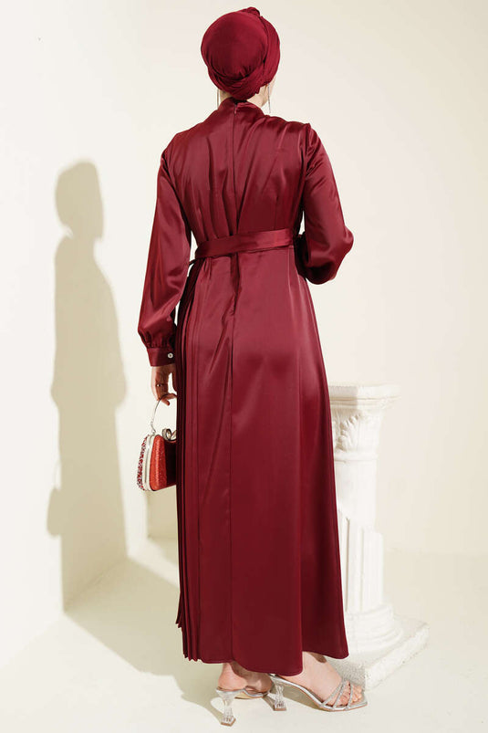 Robe de soirée en satin plissée avec lien latéral bordeaux