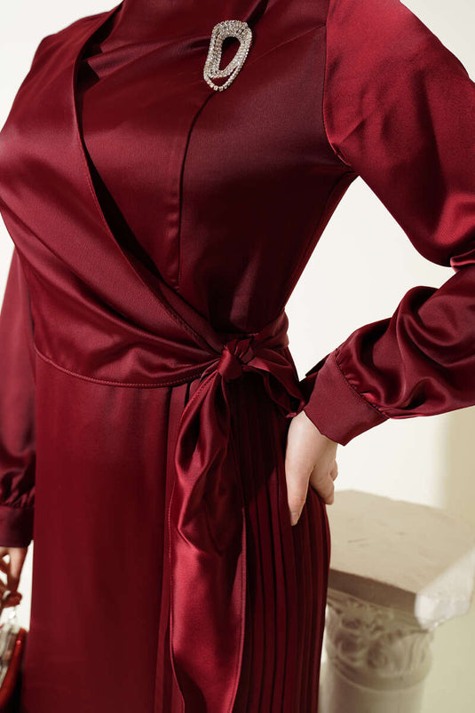 Robe de soirée en satin plissée avec lien latéral bordeaux