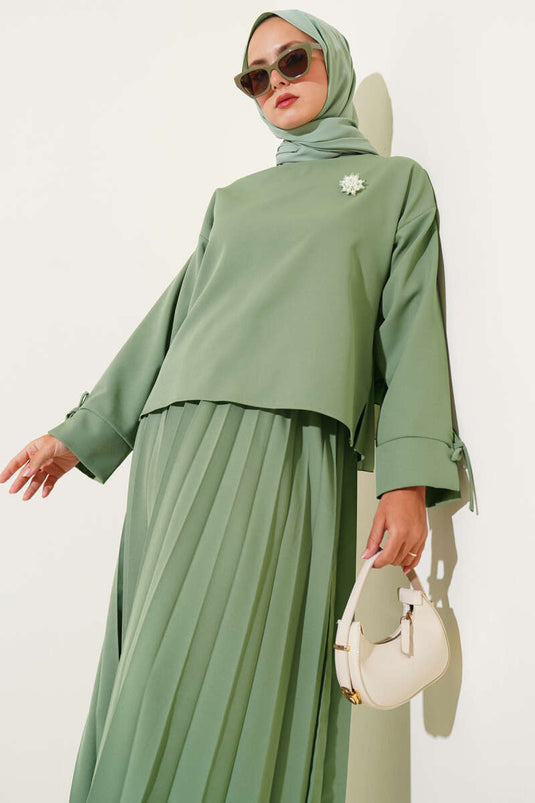 Tailleur jupe double plissée longueur cheville, vert amande