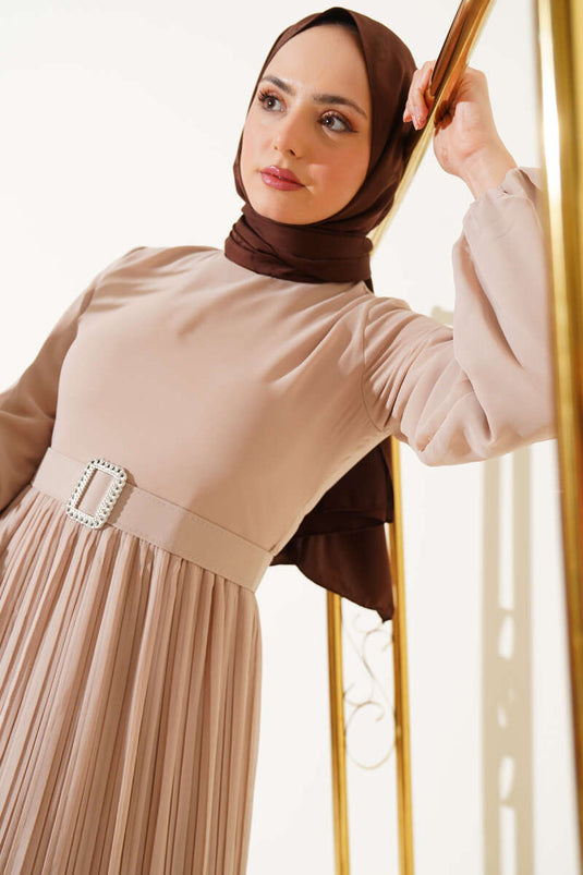 فستان شيفون مطوي مع حزام وكشكشة باللون البيج