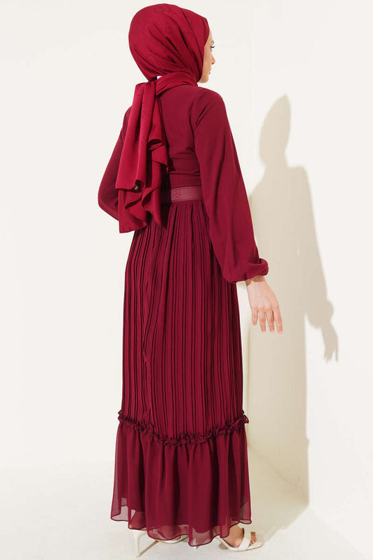Robe en mousseline plissée à volants et ceinture bordeaux