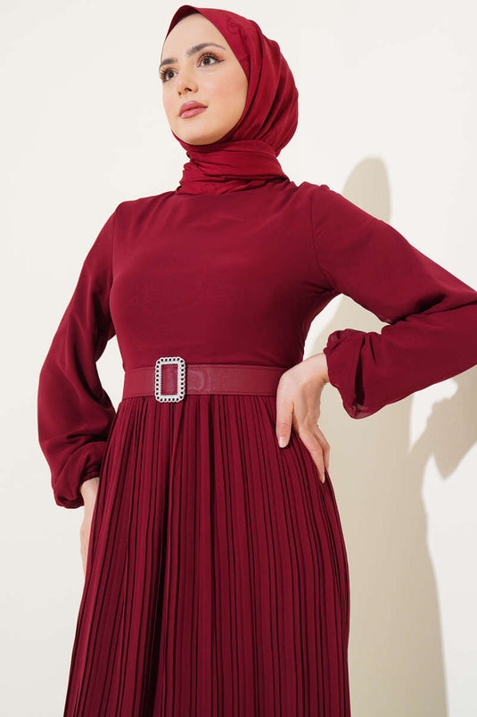 Robe en mousseline plissée à volants et ceinture bordeaux