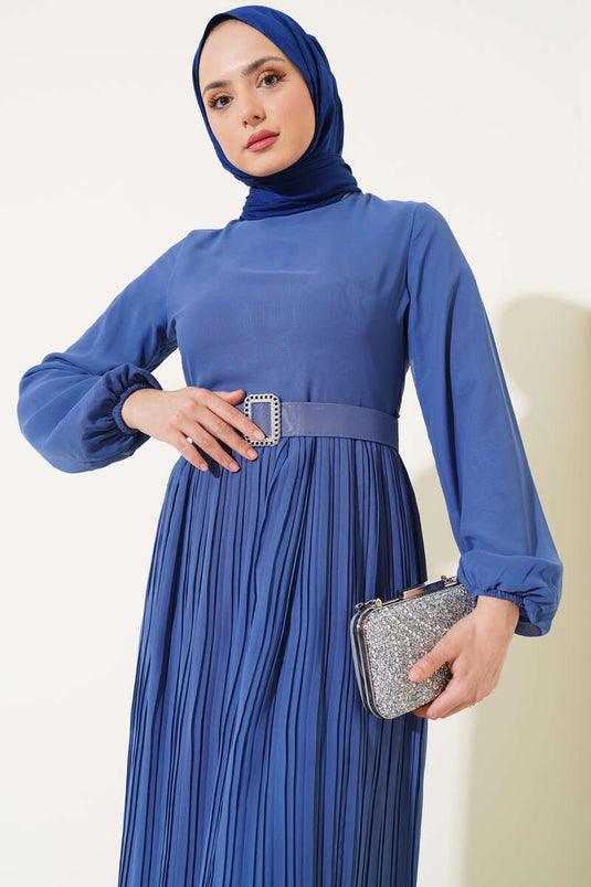 Abito in chiffon con cintura e volant plissettato indaco