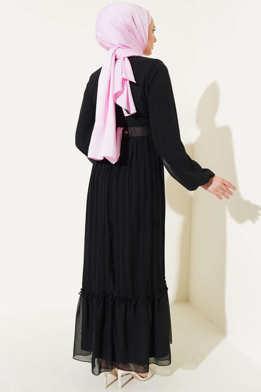 Robe en mousseline plissée à volants et ceinture noire