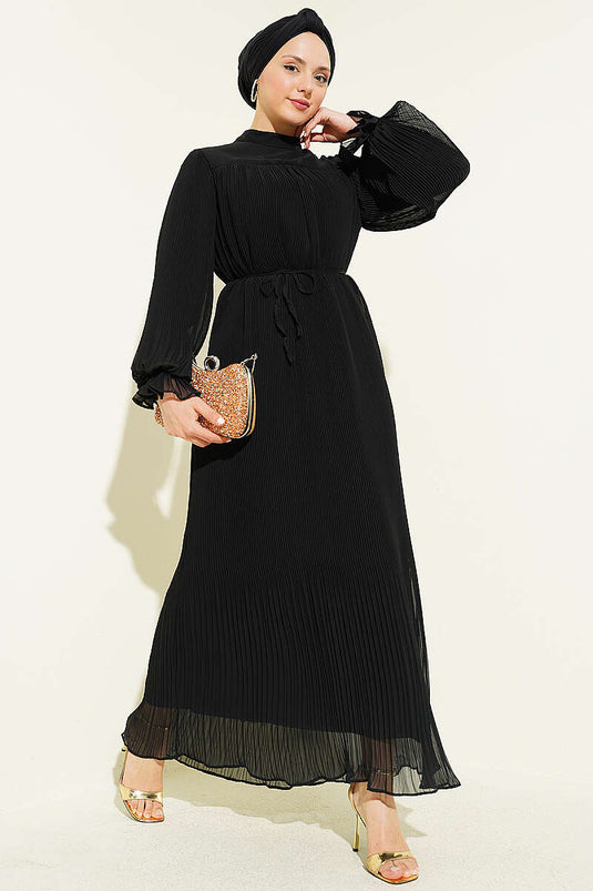 Abito da cerimonia nero con coulisse e pieghe, stile modest fashion