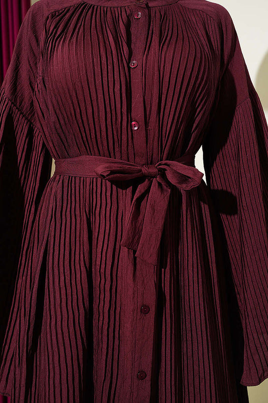 Robe bordeaux à manches espagnoles plissées avec ceinture