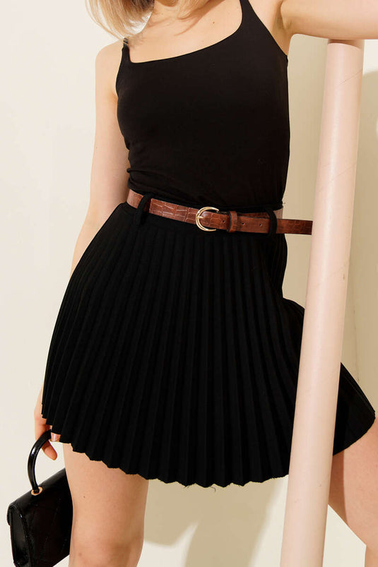 تنورة قصيرة مطوية بحزام باللون الأسود