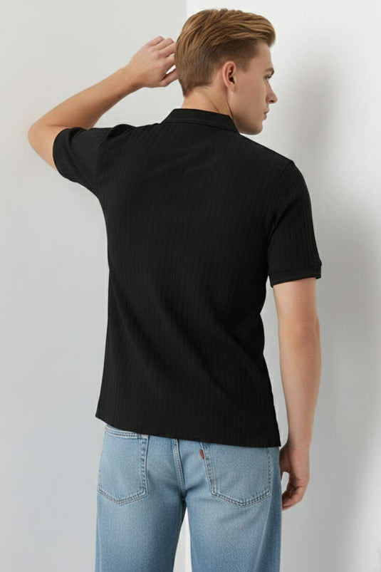 T-shirt homme noir à col polo avec détail d'écusson