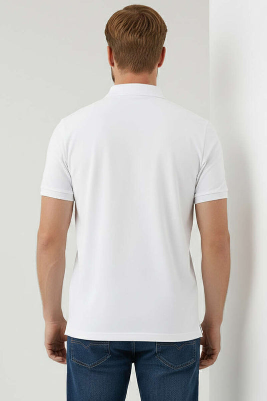 T-shirt homme blanc à col polo avec écusson