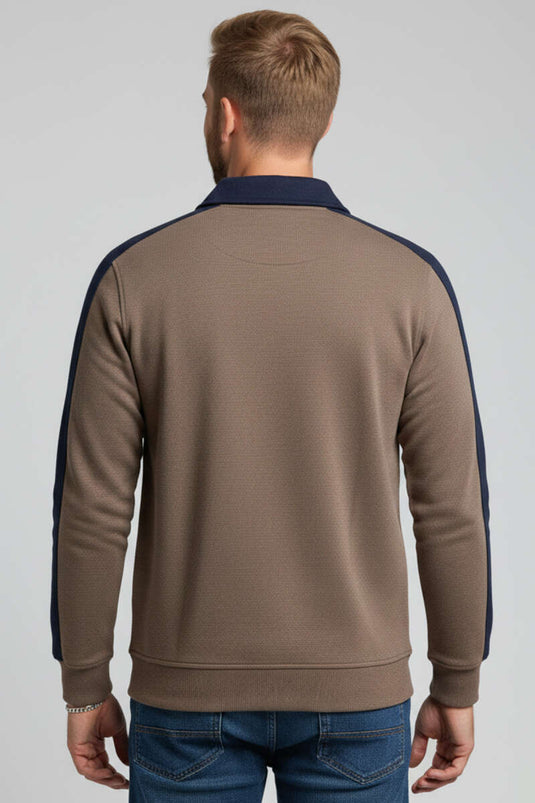 سويت شيرت رجالي بياقة بولو وحواف بلون بني