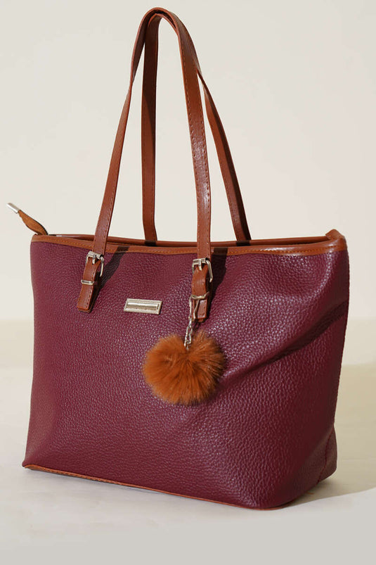 Bolso de hombro con pompón rojo burdeos