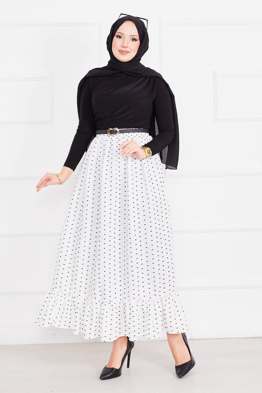 تنورة بيضاء منقوشة بالخرز