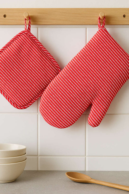 Plaid Oven Glove and Pot Holder Set, Red
