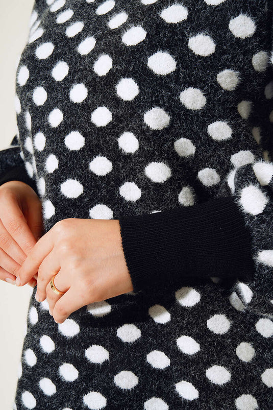 Doppelter Anzug aus bärtigem Strick mit Polka-Dot-Muster in Schwarz