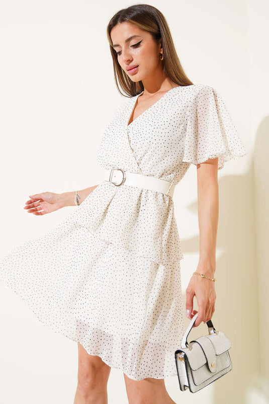 Weißes, gepunktetes, mehrlagiges Mini-Chiffonkleid mit Gürtel und Lagen