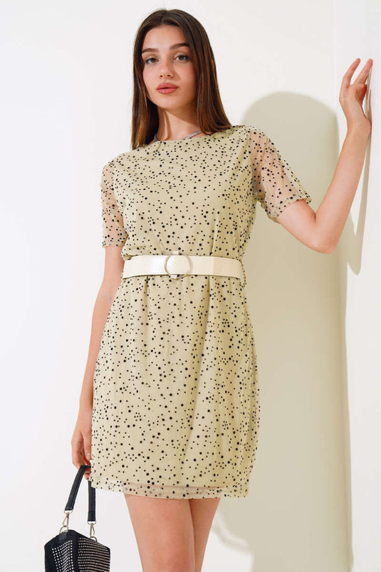 Robe courte beige à pois avec ceinture