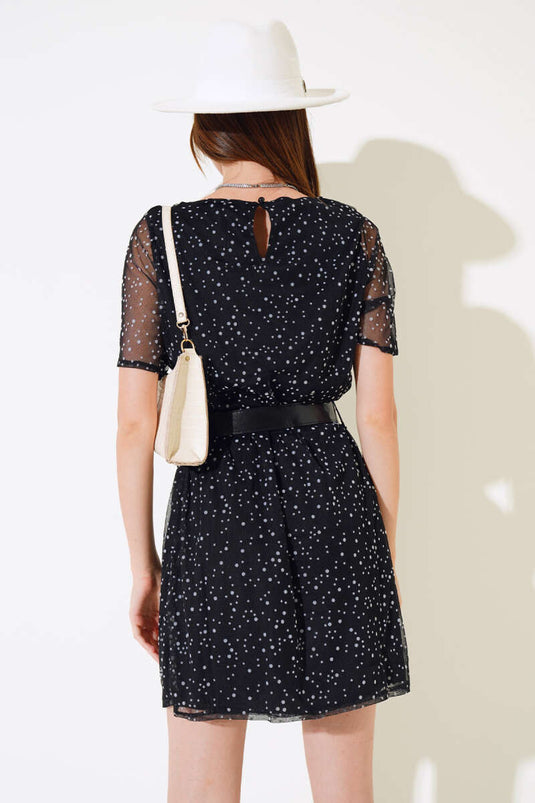 Robe mini noire à pois avec ceinture