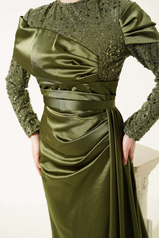 Abito da sera con coda e dettagli in paillettes verde kaki