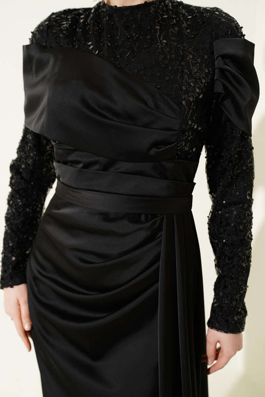 Abito da sera nero con coda e dettagli in paillettes