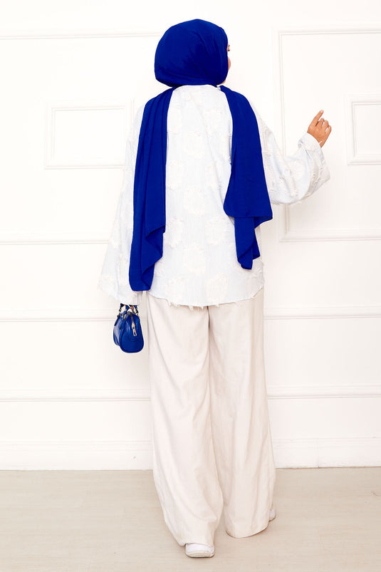 Kimono bleu à nouer sur le devant et détails à pompons