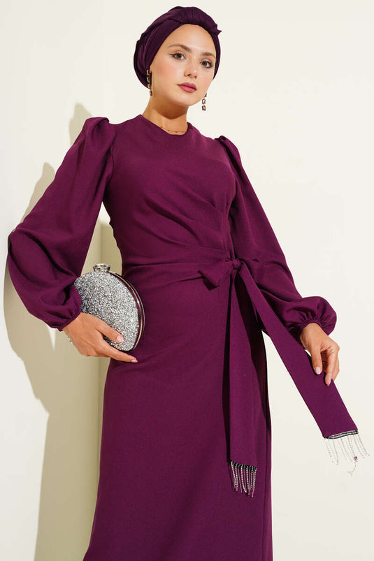 Robe de soirée violette à pampilles et pierres nouées sur le côté