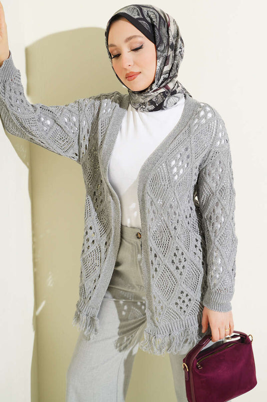 Cardigan grigio traforato con motivo a losanghe e frange