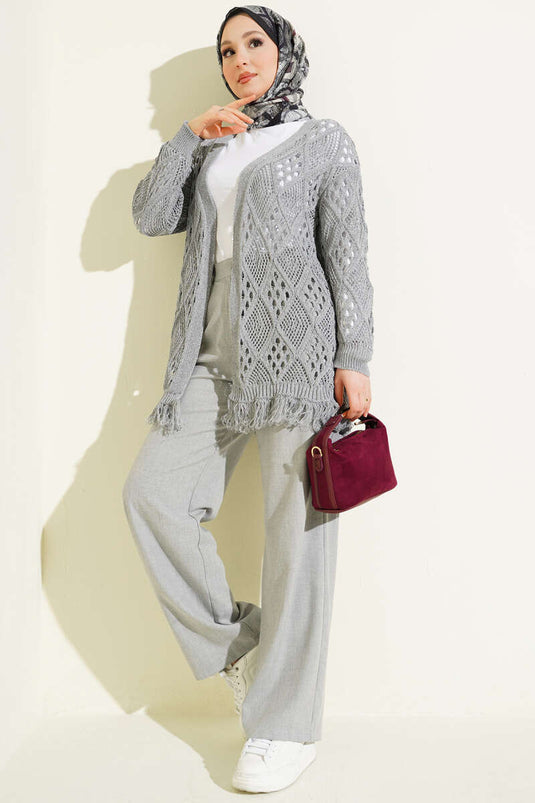 Cardigan grigio traforato con motivo a losanghe e frange