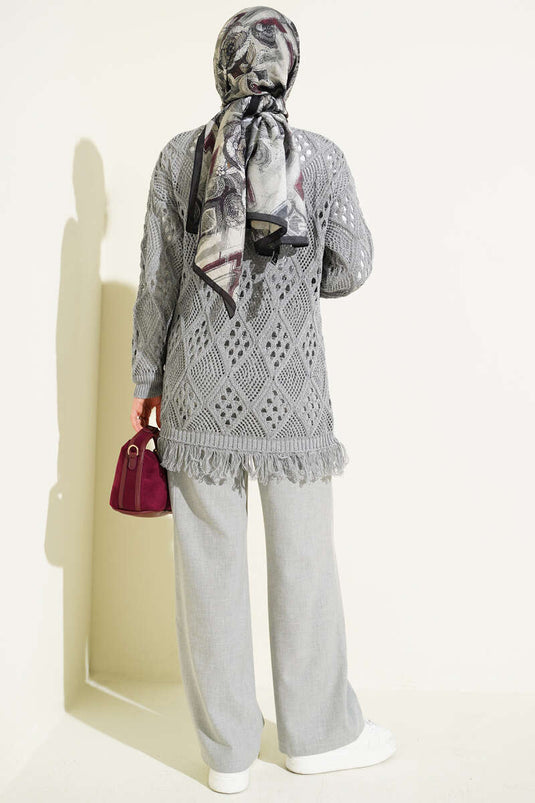 Cardigan grigio traforato con motivo a losanghe e frange