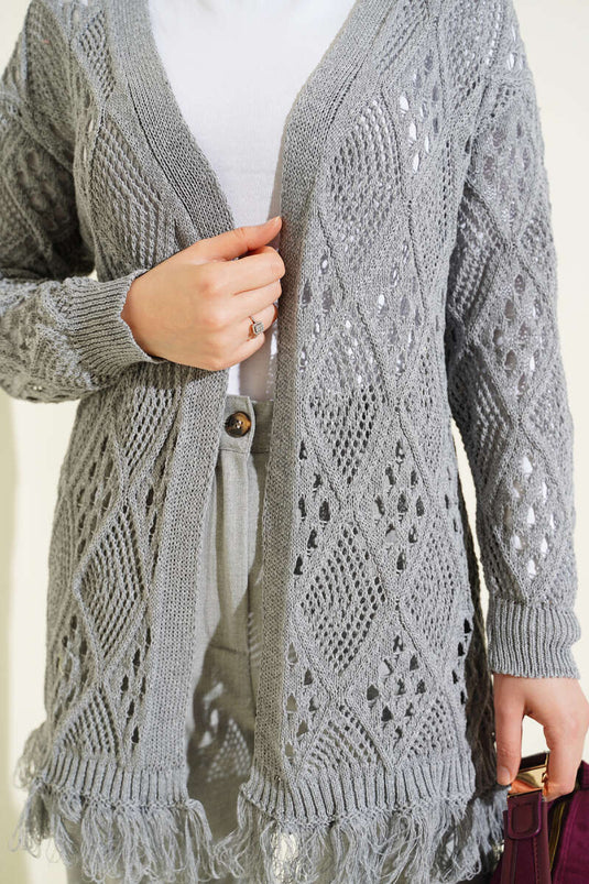 Cardigan grigio traforato con motivo a losanghe e frange