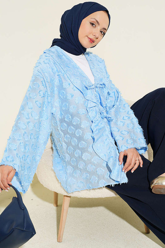 Kimono bleu à pompons avec volants et lien à nouer