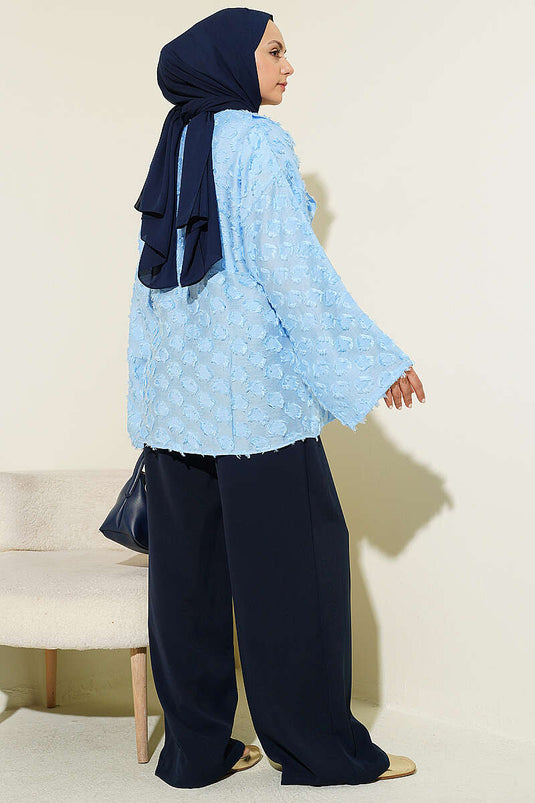 Kimono bleu à pompons avec volants et lien à nouer