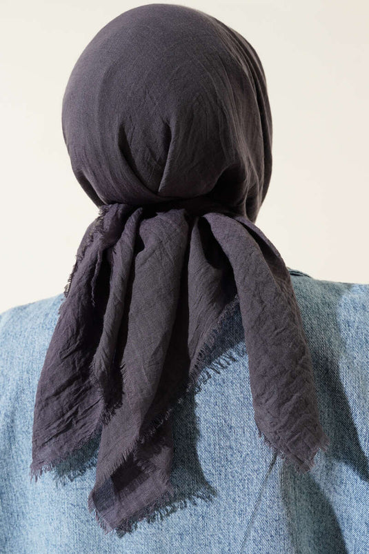 Fringed Model Dark Gray Ayrobin Scarf