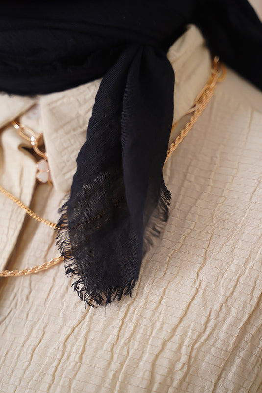 Fringed Model Black Ayrobin Scarf