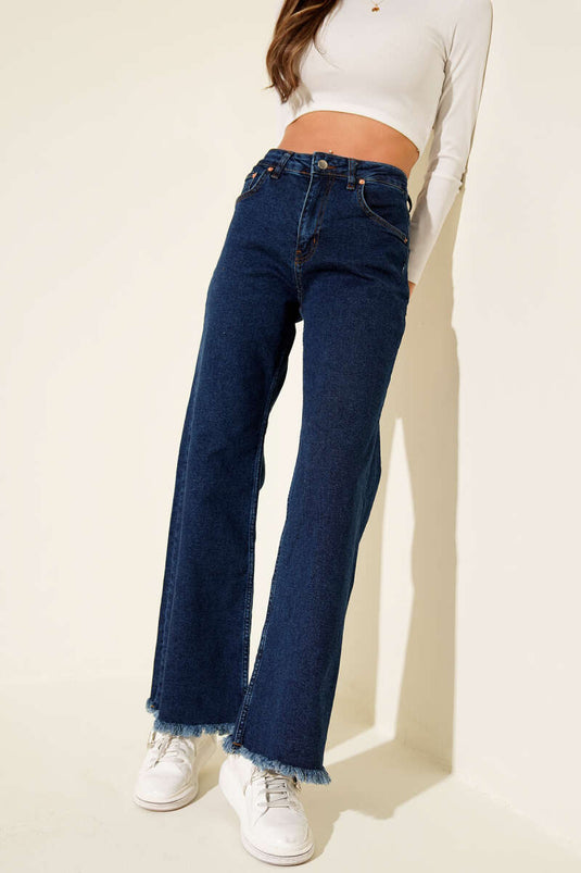 بنطلون جينز أزرق بحافة مزينة بشرابات