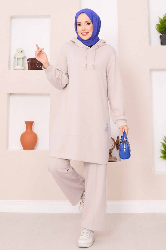 بدلة حجاب من قطعتين مطرزة بغطاء للرأس باللون البيج