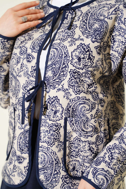 Veste courte matelassée beige à motif rétro